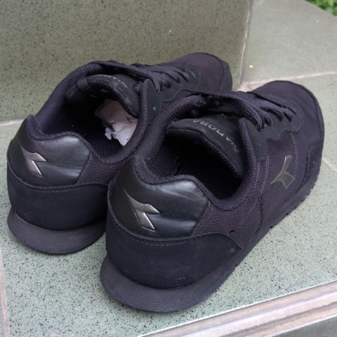 Preloved Full Black Diadora Sneakers Size 42 Sepatu Hitam Polos Gym Running Original Septembersale50 Fesyen Pria Sepatu Sneakers Di Carousell