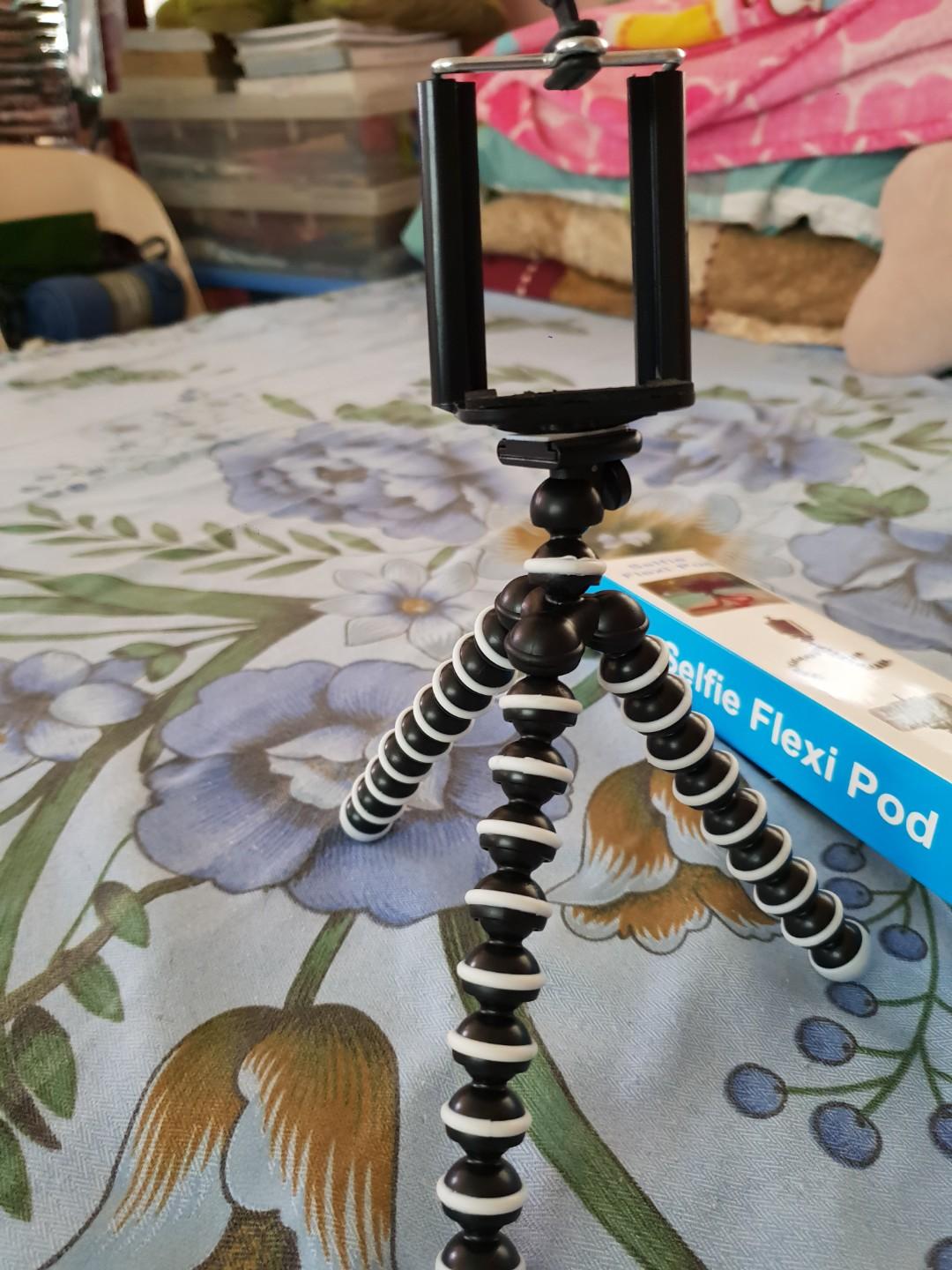 Selfie Flexie pod (Category: Mounts & Holders) located in Pasig City. Submitted by novelties_by_beth (Listing ID 205251768, Image 1). Description: .