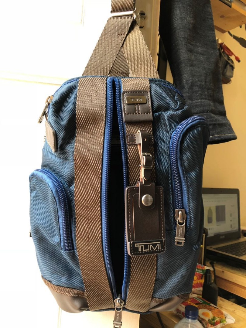 Tumi saratoga sling sales bag