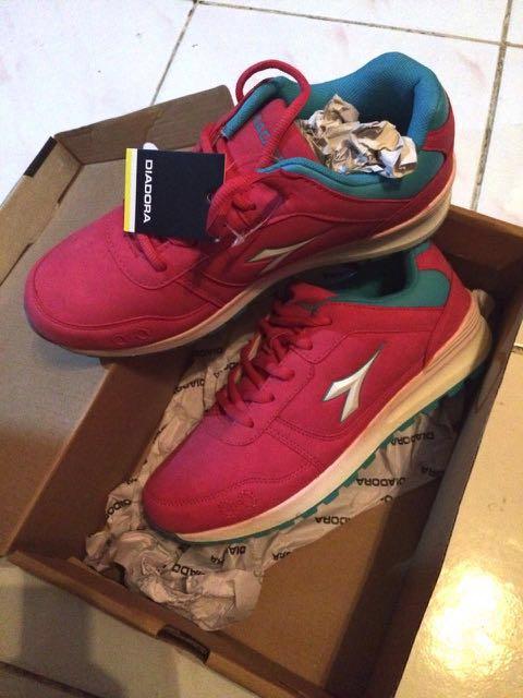 Sepatu Diadora Wanita Ukuran 37 Original 100 Beli Di Sport Station Fesyen Wanita Sepatu Di Carousell