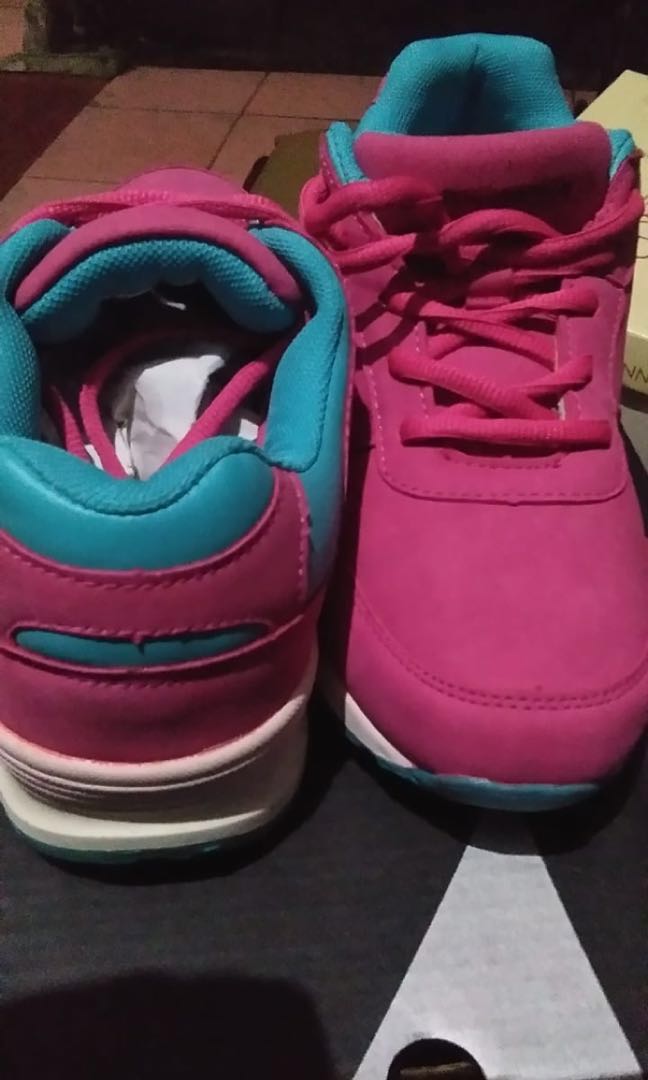 Sepatu Diadora Wanita Ukuran 37 Original 100 Beli Di Sport Station Fesyen Wanita Sepatu Di Carousell