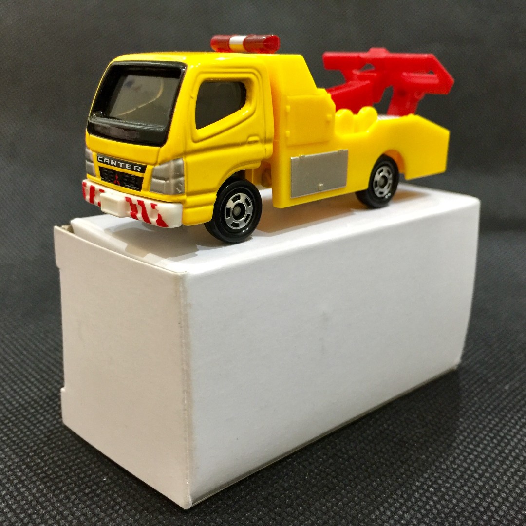 Tomica Mitsubishi Fuso Canter Tow Truck Gift Set Hobbies Toys