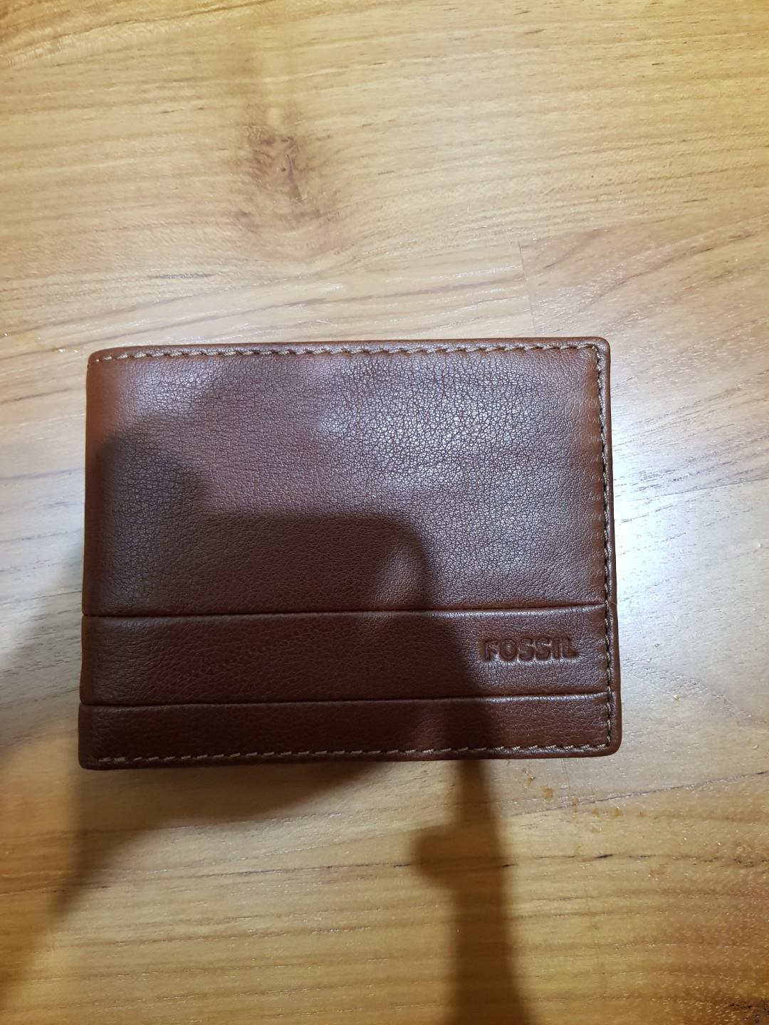 Brand new Fossil genuine leather men wallet (Brown), Men's Fashion, Watches  & Accessories, Wallets & Card Holders on Carousell