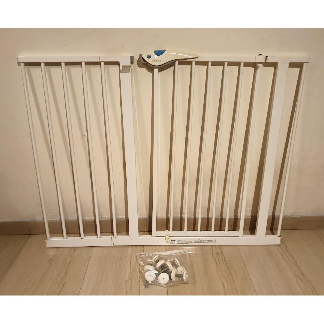 Lindam Easy Fit Plus Child Safety Gate With Extension 75 81cm 28cm Furniture Others On Carousell
