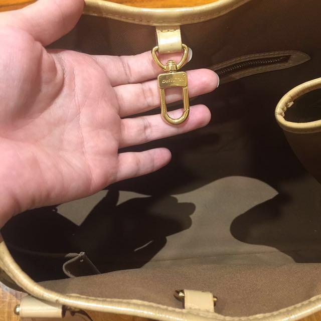 Louis Vuitton Horizontal Batignolles repriced! (Category: Luxury Bags & Wallets) located in Makati City. Submitted by stillnicestuff (Listing ID 119720022, Image 2). Description: With receipt. Guaranteed authentic. Bought in hk. Had it repainted(strap) and clean by bag spa before. Flaws on the strap(see pics). Bag spa can fix it.complete with dustbag, box and paperbag..