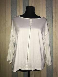Uniqlo white top