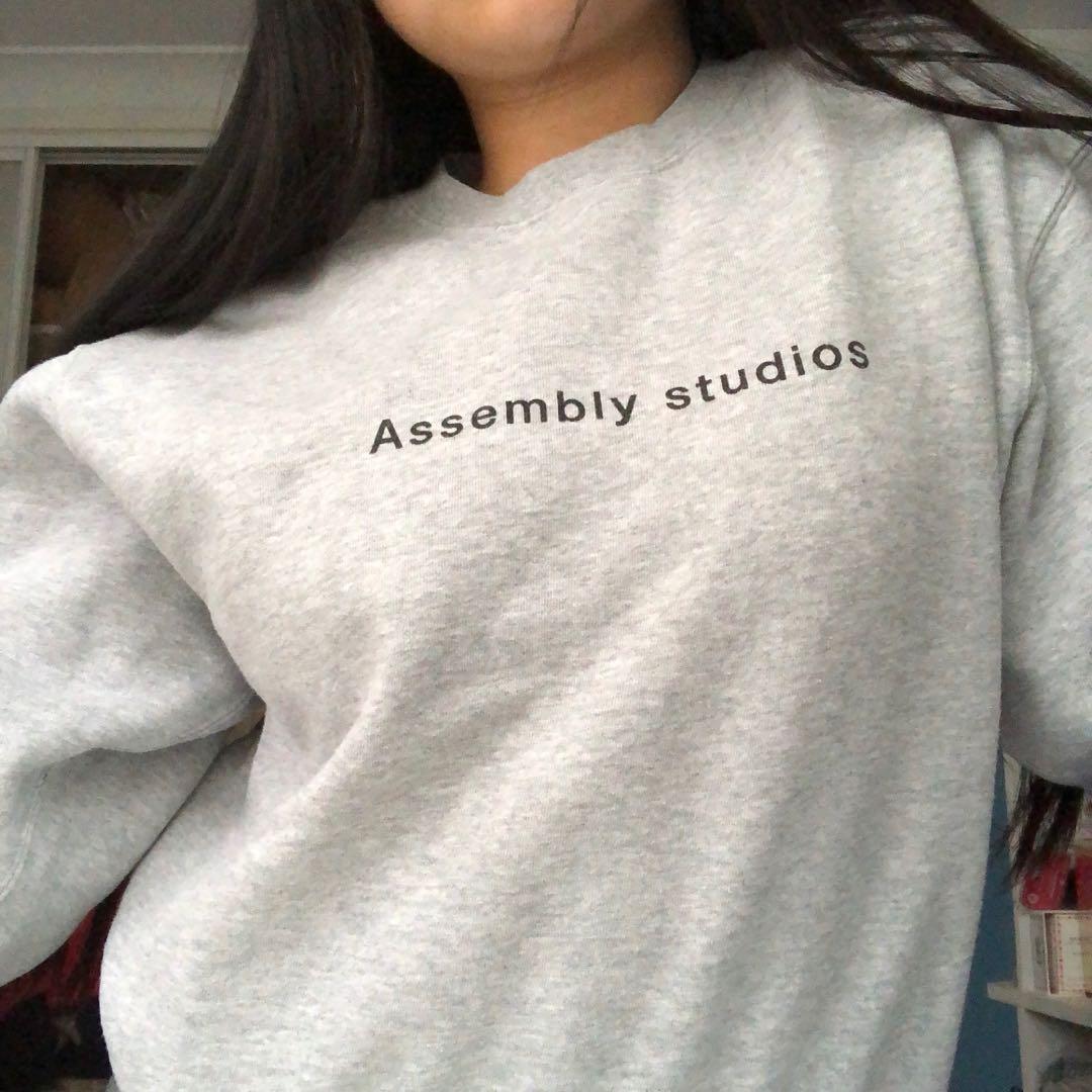 Assembly label store grey jumper