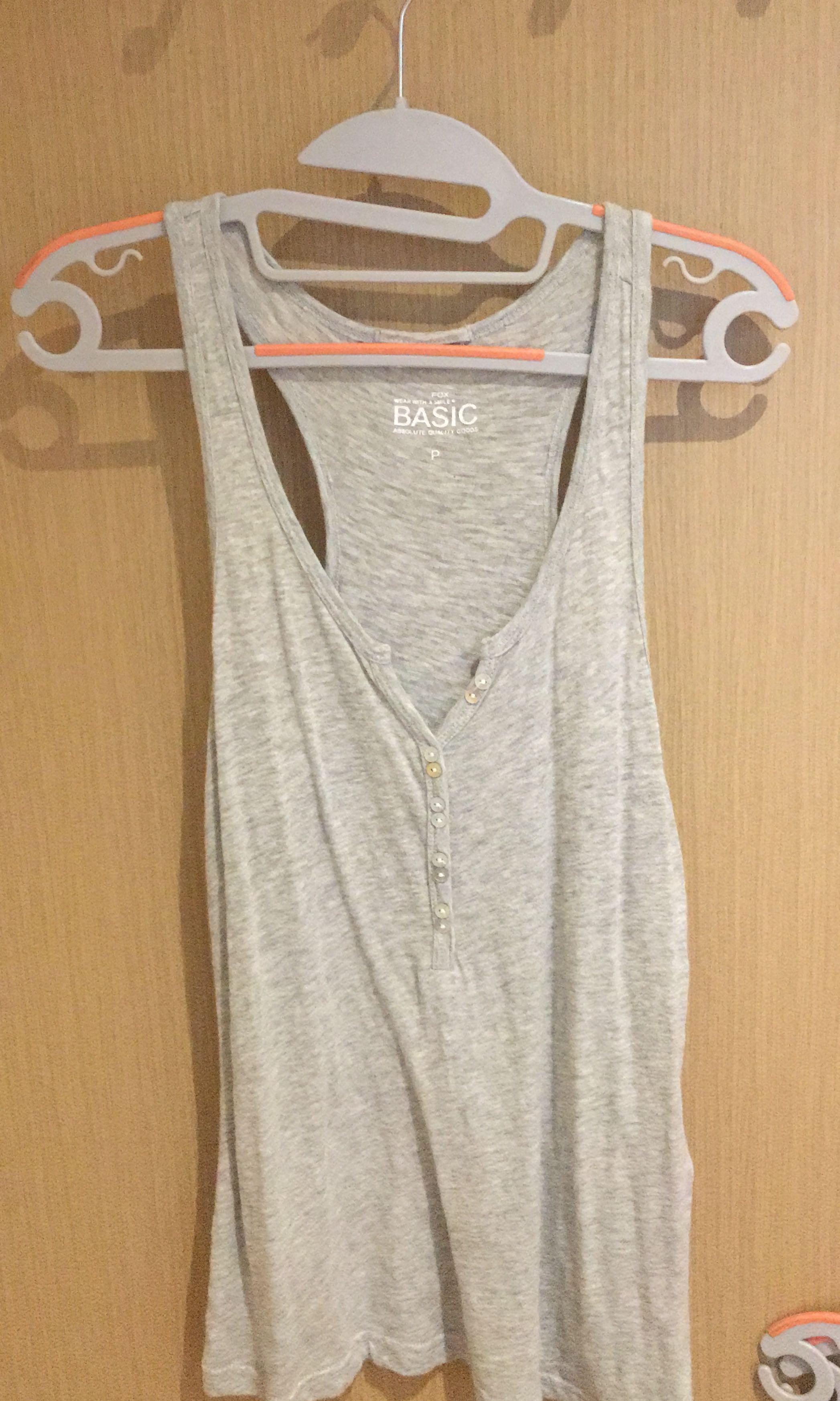 Fox basic top (Category: Other Tops) located in Singapore. Submitted by dumdumbaker (Listing ID 205759998, Image 1). Description: $5 mailed.