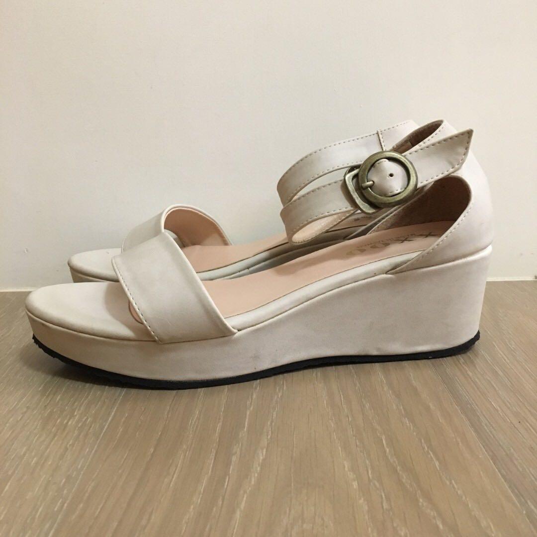 现货💐米色一字带楔型厚底凉鞋 二手, womens fashion, shoes在旋