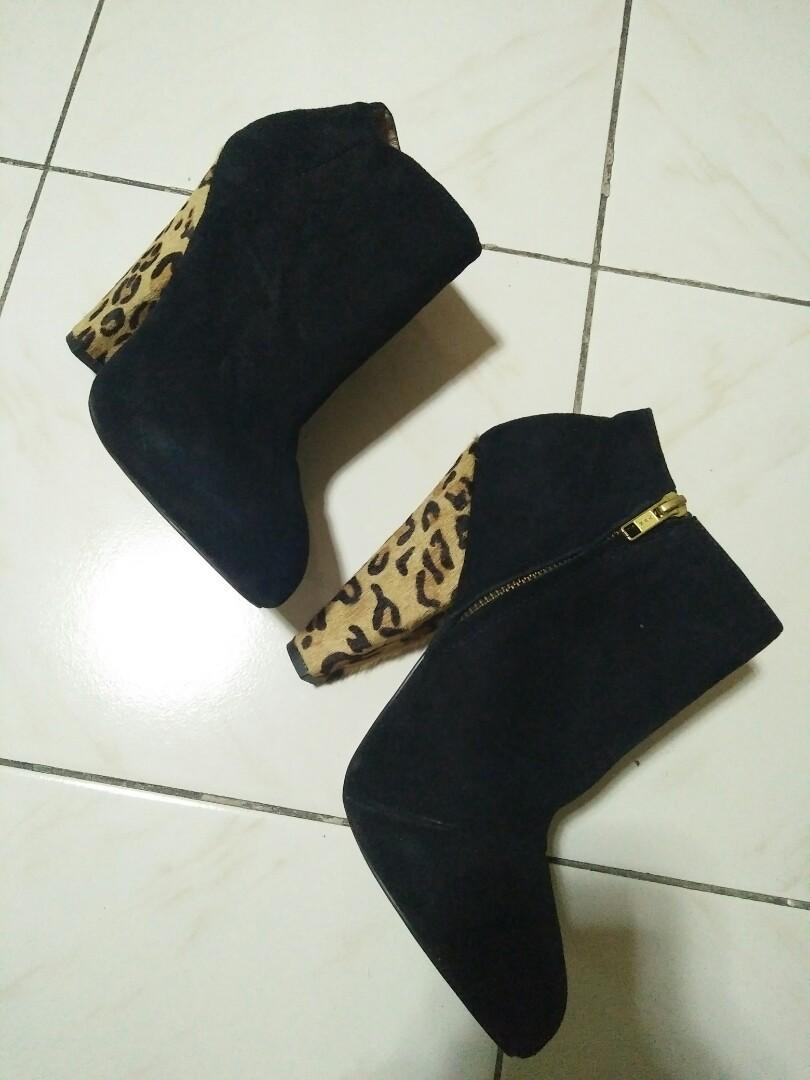 black boots with leopard print heel