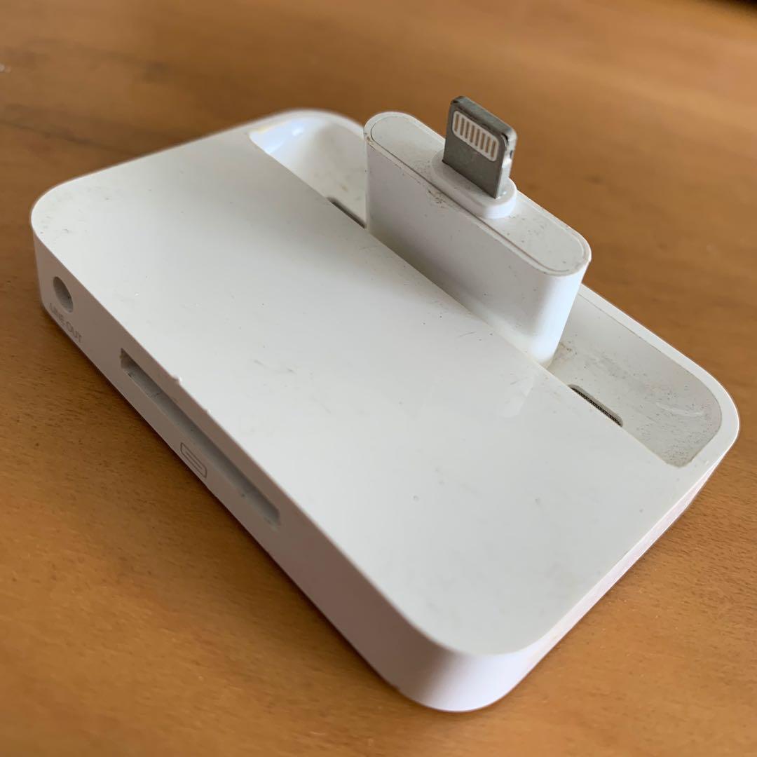 iPhone dock (Category: Portable Audio Accessories) located in Singapore. Submitted by tsuyoshi (Listing ID 205873899, Image 1). Description: .