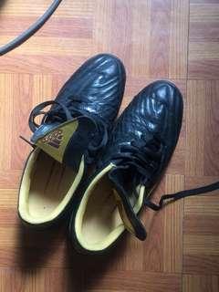 Adidas us8.5足球鞋