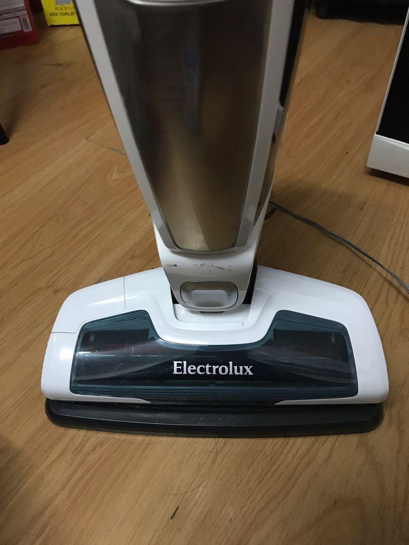 Electrolux vacuum cleaner ergorapido2 in 1 white, Home Appliances, Cleaning & Laundry on Carousell