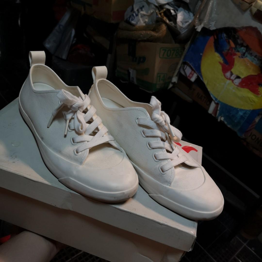 Uniqlo White Shoes Fesyen Pria Sepatu Sandal Di Carousell