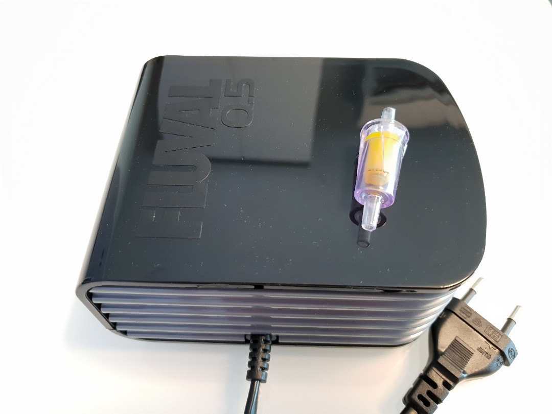 1 week old, good as new Fluval Q5 Air Pump, Pet Supplies, Homes & Other