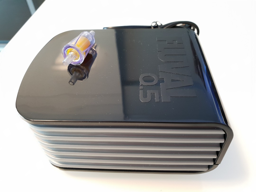 1 week old, good as new Fluval Q5 Air Pump, Pet Supplies, Homes & Other