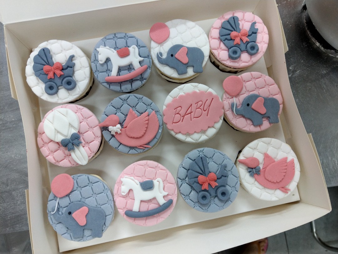 Cupcakes baby hot sale shower fondant