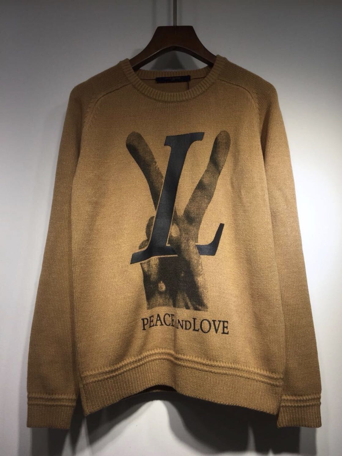 Louis vuitton love and peace sweater, 男裝, 外套及戶外衣服- Carousell