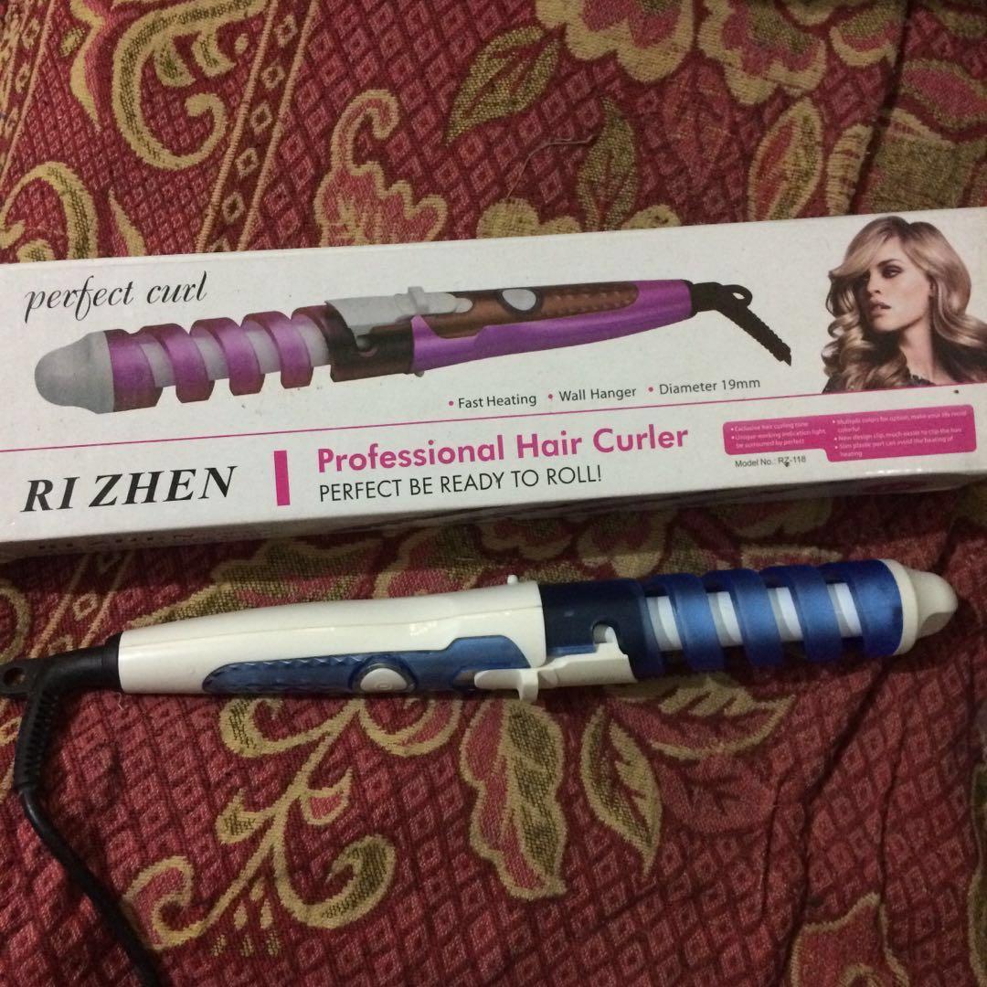 Professional Hair Curley with adaptor (Category: Hair) located in Quezon City. Submitted by bernadettesuxx (Listing ID 162000061, Image 1). Description: Selling my slightly used hair curler w/ adaptor for only 180php! Original price is 350php w/o the adaptor. .