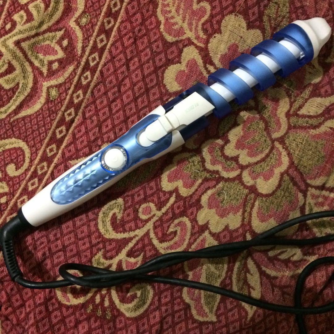 Professional Hair Curley with adaptor (Category: Hair) located in Quezon City. Submitted by bernadettesuxx (Listing ID 162000061, Image 2). Description: Selling my slightly used hair curler w/ adaptor for only 180php! Original price is 350php w/o the adaptor. .