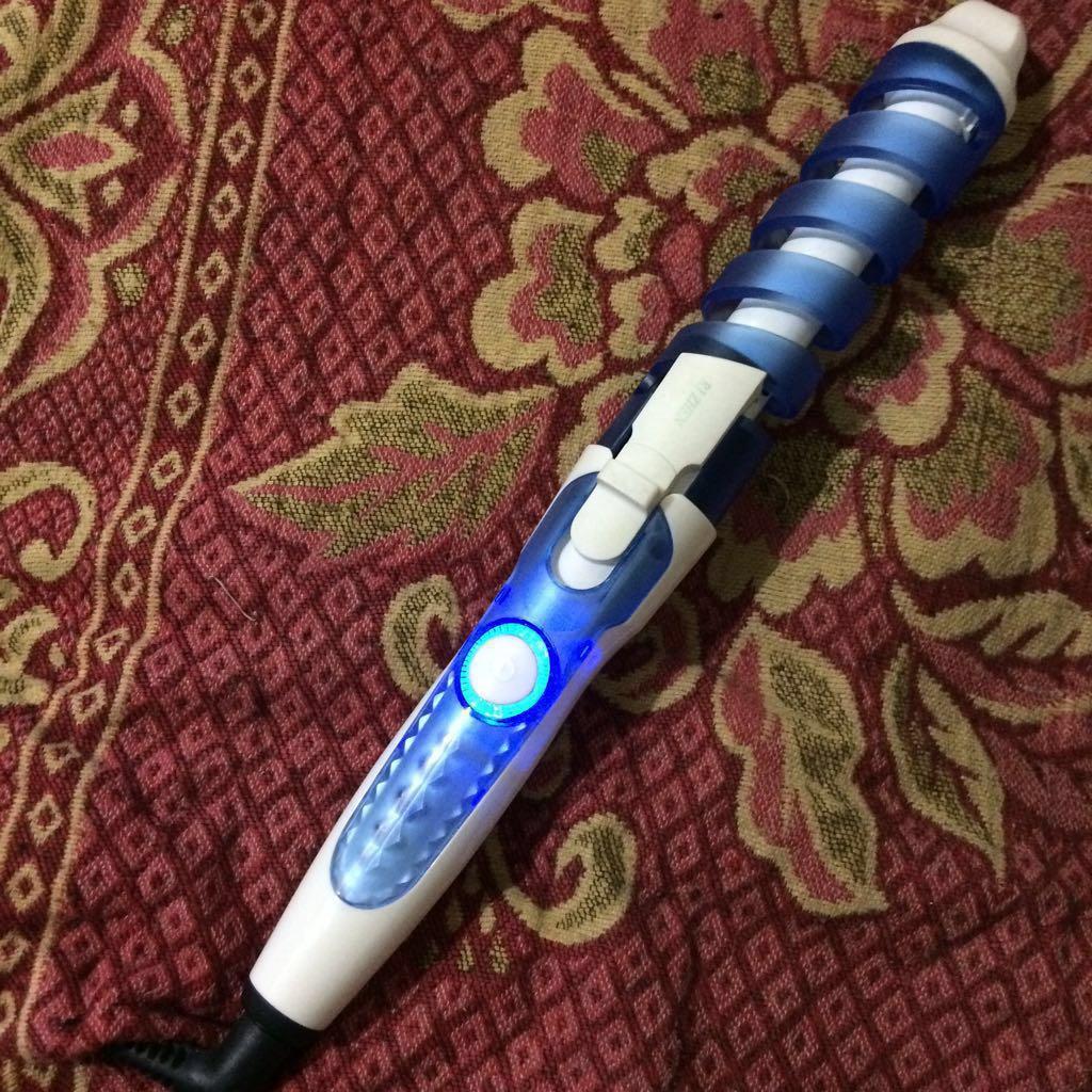 Professional Hair Curley with adaptor (Category: Hair) located in Quezon City. Submitted by bernadettesuxx (Listing ID 162000061, Image 3). Description: Selling my slightly used hair curler w/ adaptor for only 180php! Original price is 350php w/o the adaptor. .