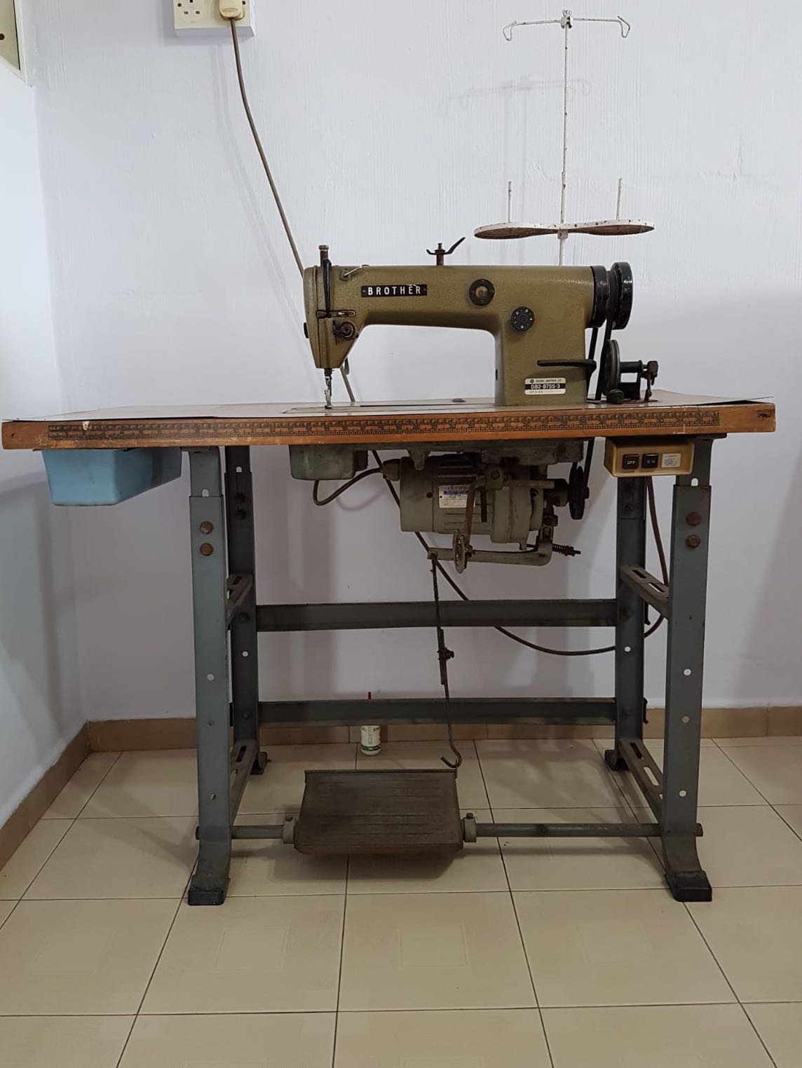 Vintage Industrial Sewing Machine, Hobbies & Toys, Stationery & Craft
