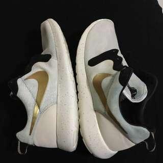 nike roshe run hyperfuse gold trophy for sale