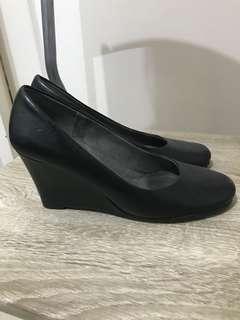 Aerosoles Black Round Toe Wedge