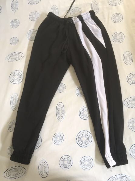 Celana Jogger Hitam Putih 1 Fesyen Pria Pakaian Bawahan Di Carousell Kamu bisa kenakan celana hitam dengan atasan warna putih. celana jogger hitam putih 1