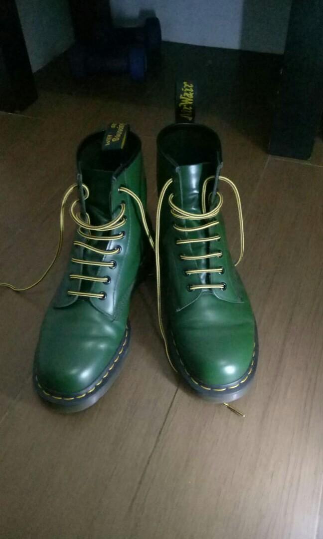 dr martens 1460 green smooth