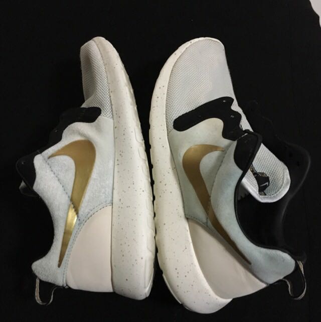 roshe run gold trophy