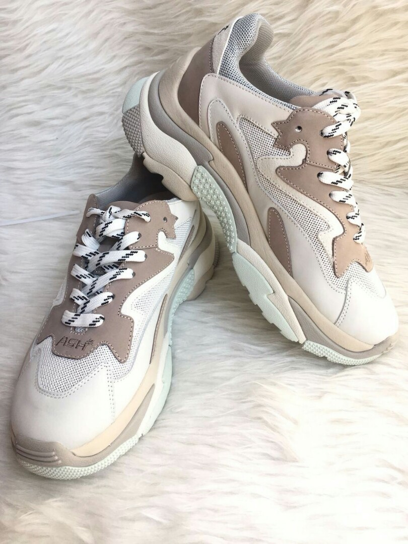 Ready Ash Sneakers Mirip Balenciaga Triple S Very Comfy Beige White Left Size 35 36 38 40 All White Right Size 35 38 39 40 Barang Mewah Aksesoris Di Carousell