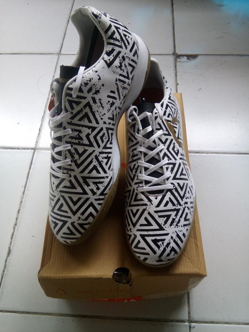 Sepatu Futsal Ortuseight Jogosala Shock Wave Fesyen Pria Sepatu Lainnya Di Carousell