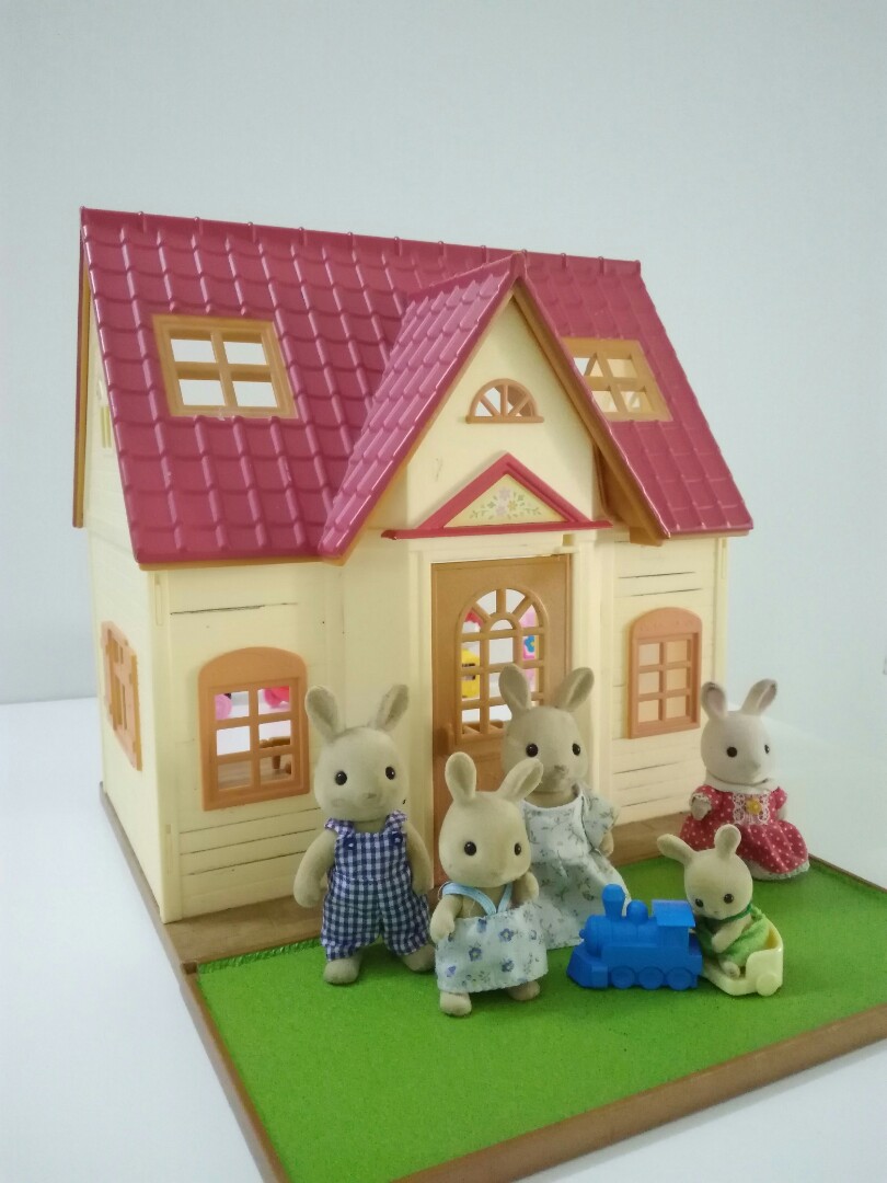 Sylvanian Families Cozy Cottage Starter Home Ocher Rabbit Family