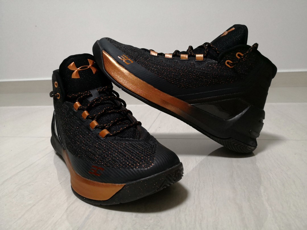 stephen curry black and gold shoes