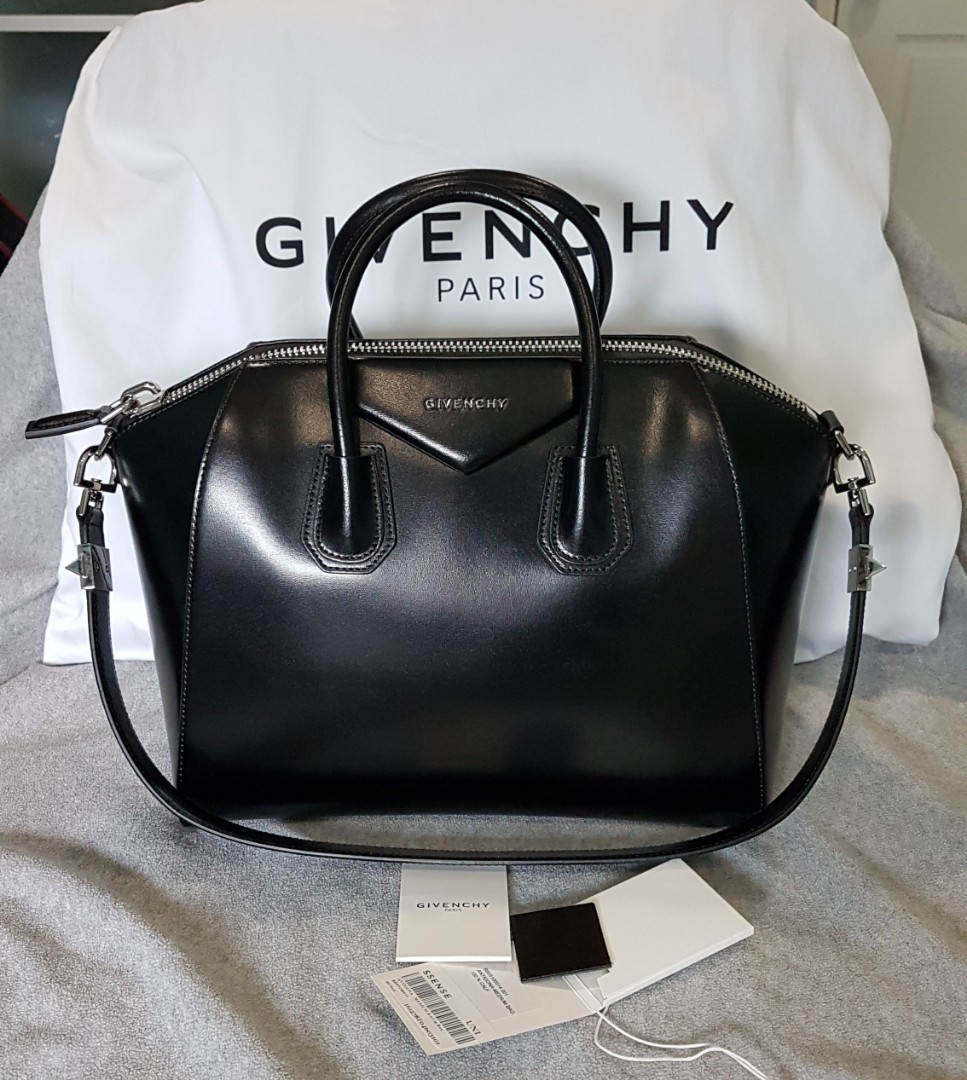 Authentic Givenchy Antigona Medium size in Black Smooth Shiny