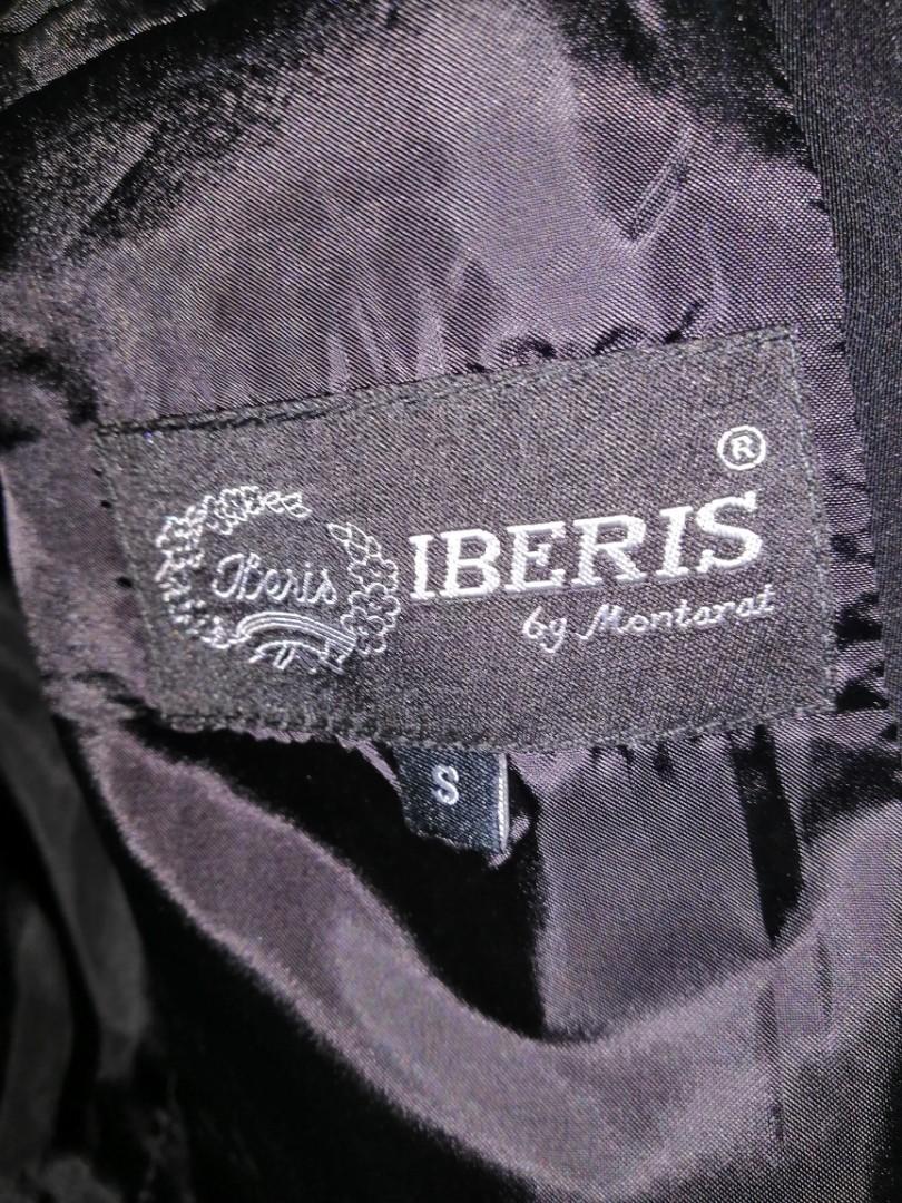 Black Jacket (Category: Coats, Jackets and Outerwear) located in Singapore. Submitted by mbapey (Listing ID 206586702, Image 2). Description: Comfortable Light-weight jacket. Suitable for formal and casual wearing. Can fit S and M sized person. With inner pockets too! Let's chat!.