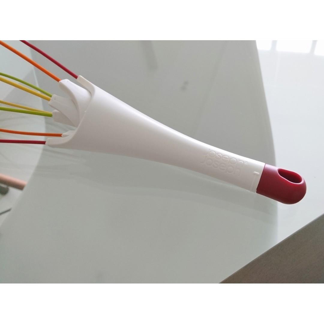 https://media.karousell.com/media/photos/products/2018/12/27/joseph_joseph_twist_whisk_2in1_balloon_and_flat_whisk_silicone_coated_steel_wire_preowned_1545886151_52347f2a2_progressive