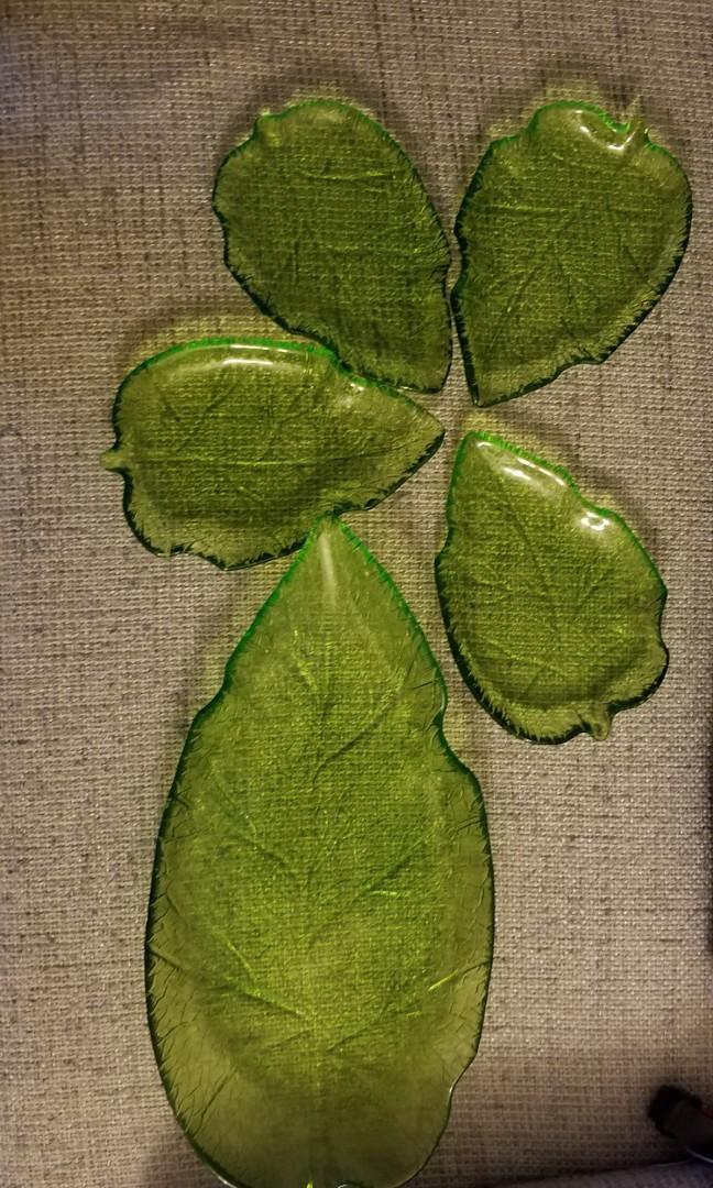 Leaf plates （分類：餐具和餐具）位於 Hong Kong。 由 evysmile 提交（商品編號 206738513，圖片 1）。簡介： Used leaf beautiful plates for only 90 for the set Please contact ms Chung if interested 96885339。