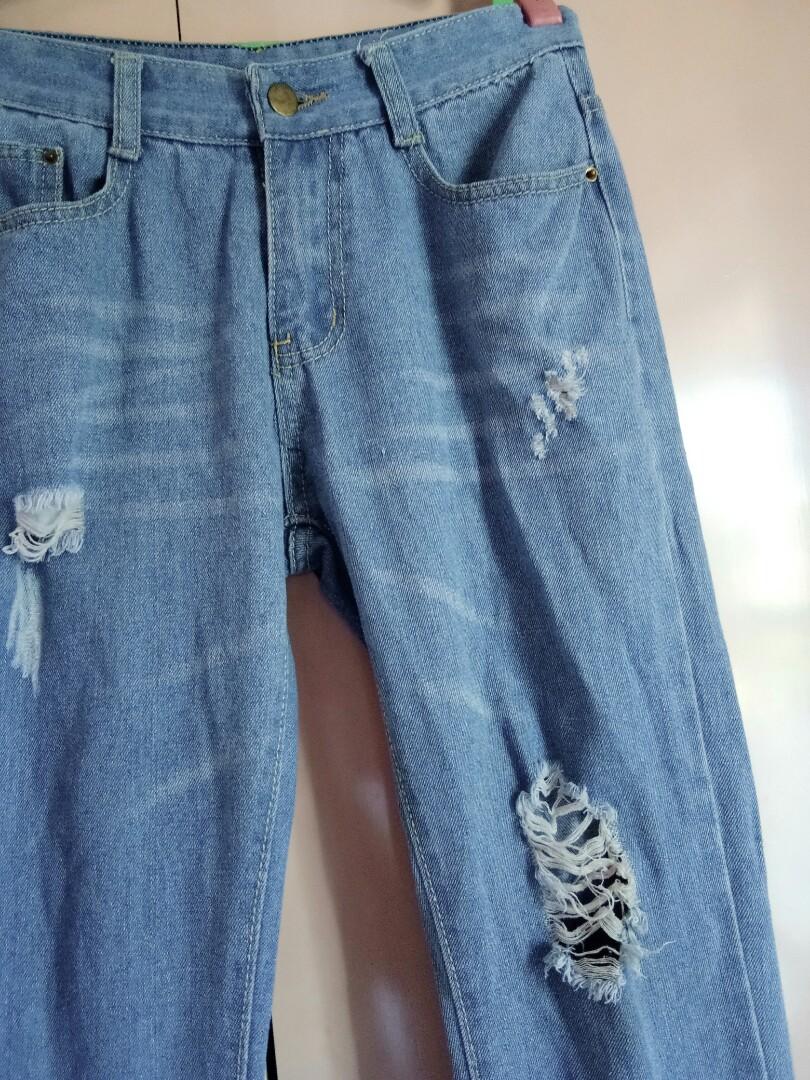 Mom Jeans repriced! (Category: Jeans) located in Paranaque City. Submitted by the.prelovedd (Listing ID 206664686, Image 2). Description: 26 ang nakalagay sa tag sa pants Not open for trade Chat me for more infos and check out here for more ❤.
