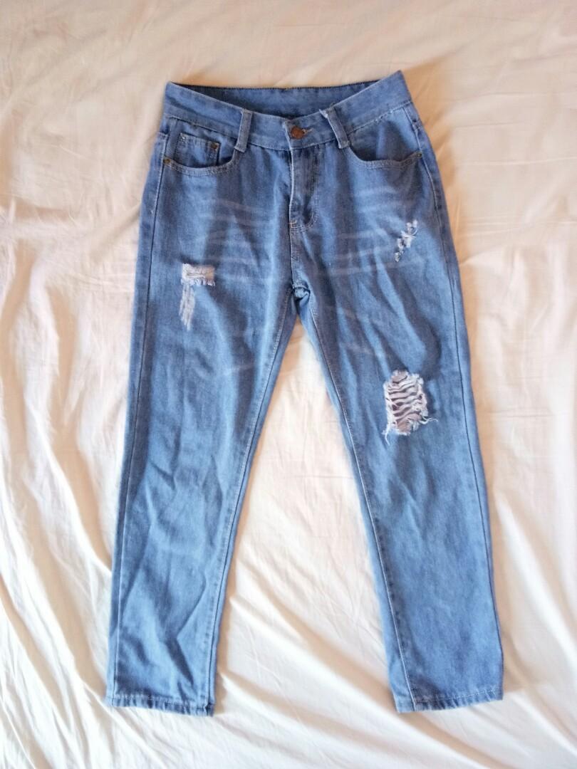 Mom Jeans repriced! (Category: Jeans) located in Paranaque City. Submitted by the.prelovedd (Listing ID 206664686, Image 3). Description: 26 ang nakalagay sa tag sa pants Not open for trade Chat me for more infos and check out here for more ❤.