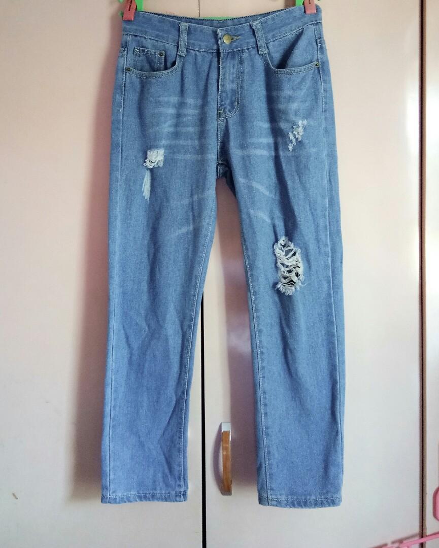Mom Jeans repriced! (Category: Jeans) located in Paranaque City. Submitted by the.prelovedd (Listing ID 206664686, Image 1). Description: 26 ang nakalagay sa tag sa pants Not open for trade Chat me for more infos and check out here for more ❤.