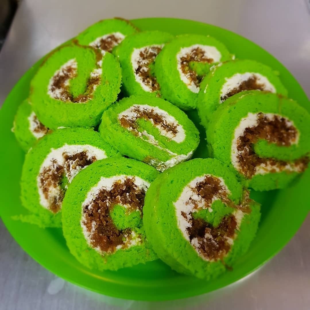Ondeh Ondeh Swiss Rolls Food Drinks Baked Goods On Carousell