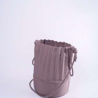 [REDUCED] A pale petal bucket bag in light grey