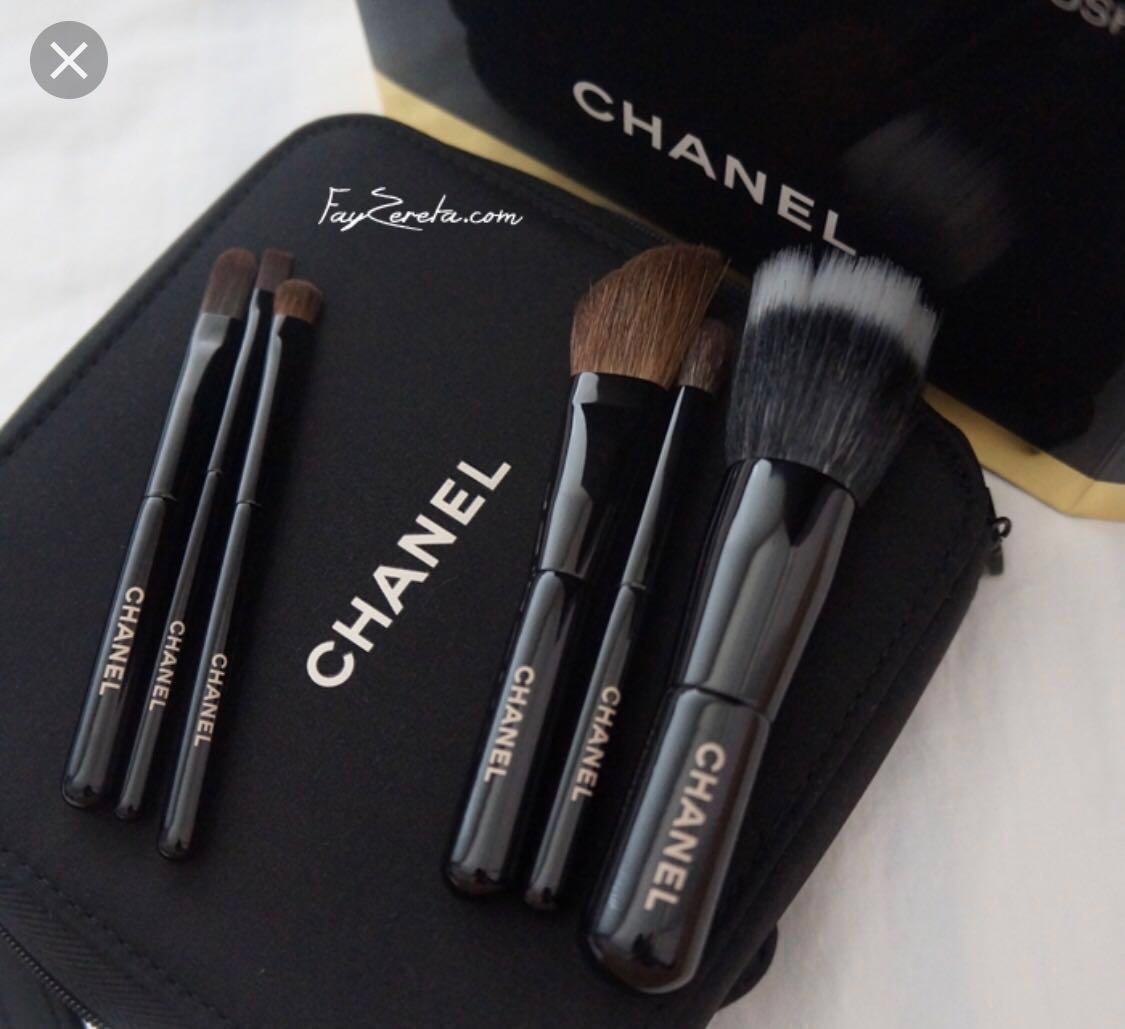 Les minis de Chanel mini brush set with magnifying mirror #CHANEL