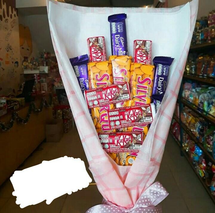 Buket Coklat Silverqueen Makanan Minuman Makanan Instan Di Carousell Silverqueen sendiri tak hanya memproduksi coklat dalam ukuran kecil saja, tetapi juga. buket coklat silverqueen