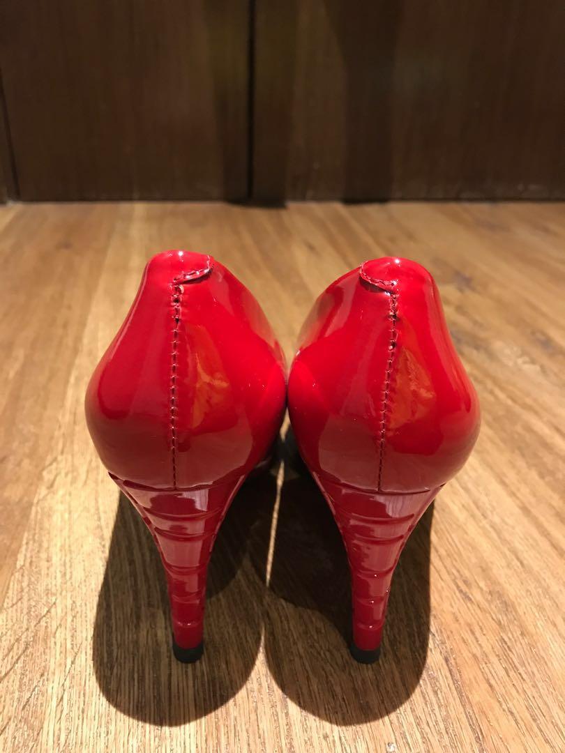 Red heels discount size 6