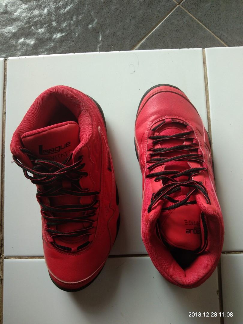 Sepatu basket murah Fesyen Pria Sepatu Lainnya di Carousell