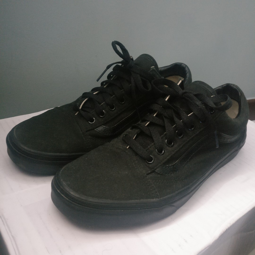 vans all black shoe