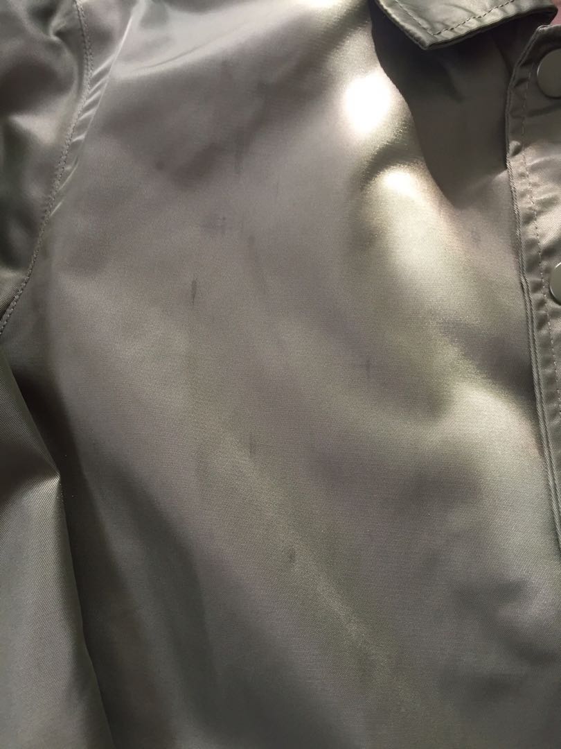 Workware coach jacket （分類：外套及戶外衣服）位於 Hong Kong。 由 sellsomethingxxxx 提交（商品編號 206830603，圖片 4）。簡介： Workware coach jacket 8成新 m size 有花 見圖。